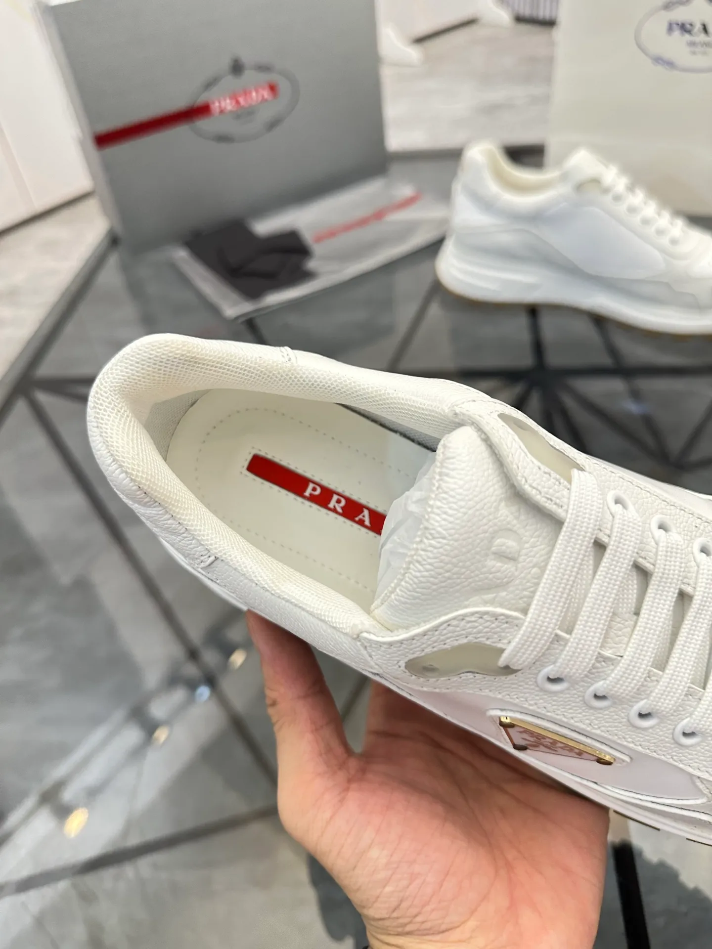 Men's shoes: 💰P600¥ High-end top quality Product trademark: Prada *"Prada*" low-top casual shoes Regular size: 38-45 (can be customized to 46) Product material: imported cowhide upper, breathable lining, cowhide foot pads, original ultra-light foam outsole. No.: 001